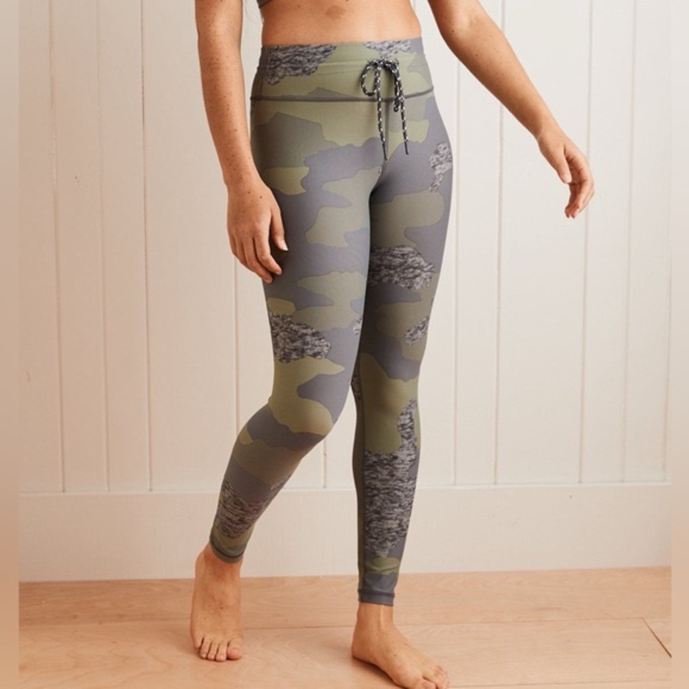 Aerie Chill Play Move Camo Drawstring 7/8 Leggings Size XL‎